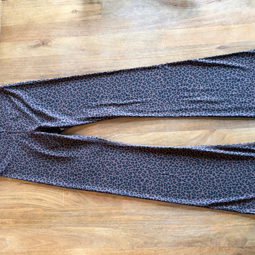 PINK Victoria's Secret Brown Leopard Print Leggings
